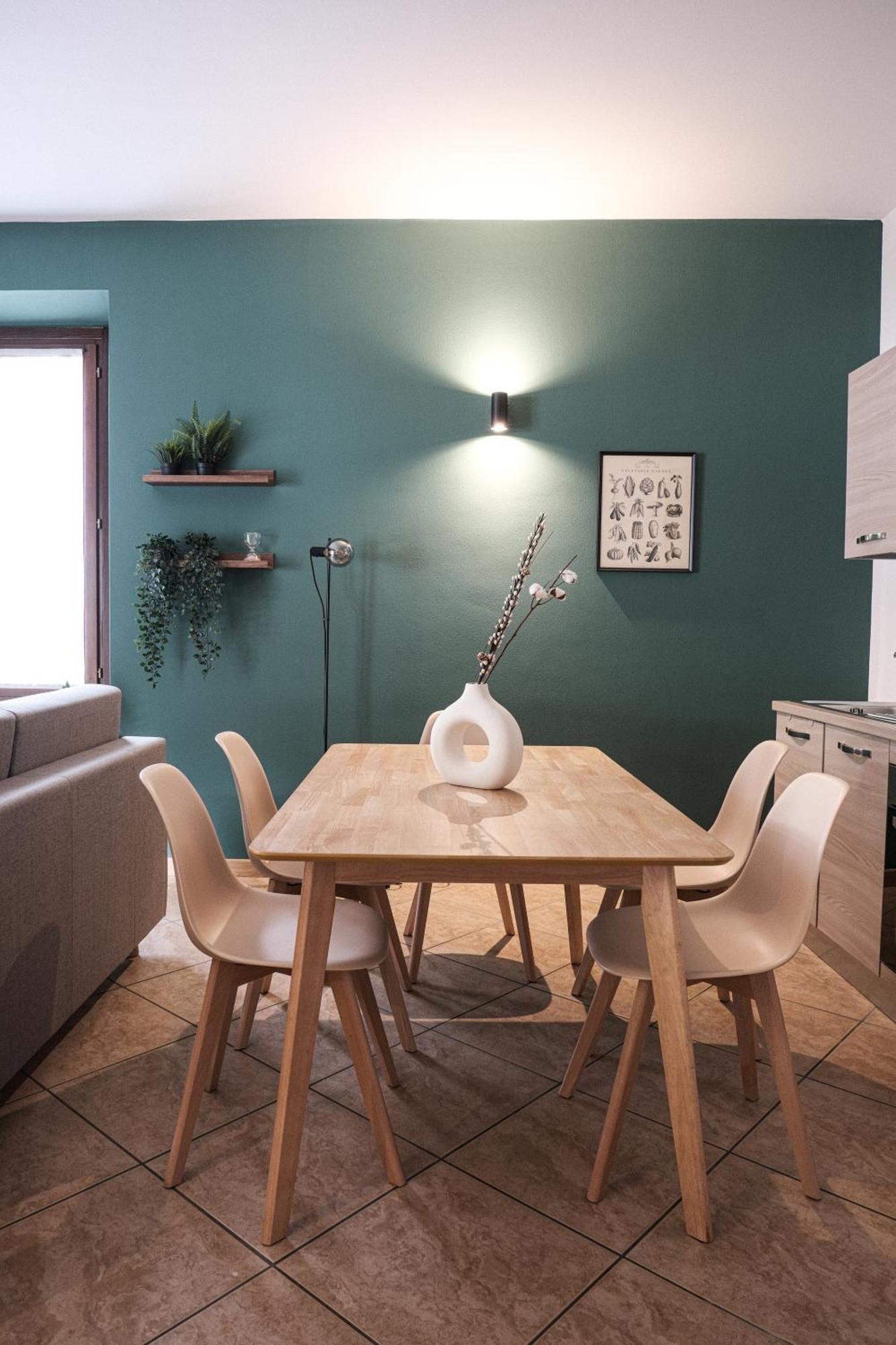 Charmescape Oldtown - 6 Min Walk To Berninaexpress Apartment Тирано Екстериор снимка