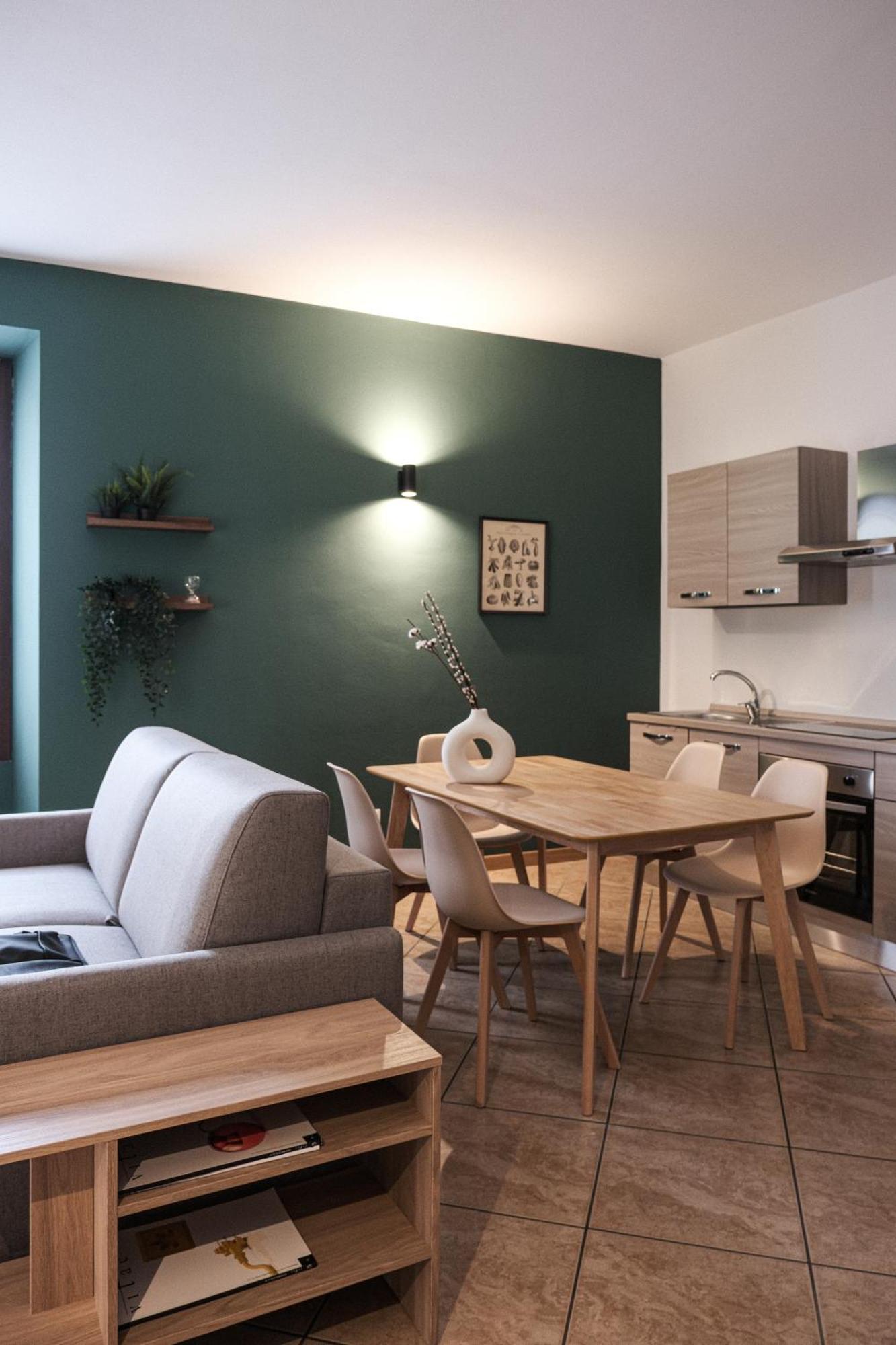 Charmescape Oldtown - 6 Min Walk To Berninaexpress Apartment Тирано Екстериор снимка